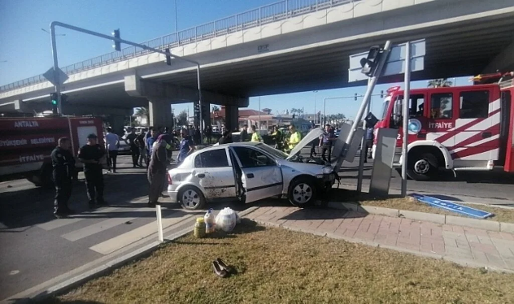 Antalya'da otomobil ve 2 motosikletin çarpıştığı kazada 2 kişi yaralandı