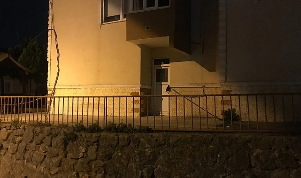 Apartmanın giriş kapısında ölü bulundu