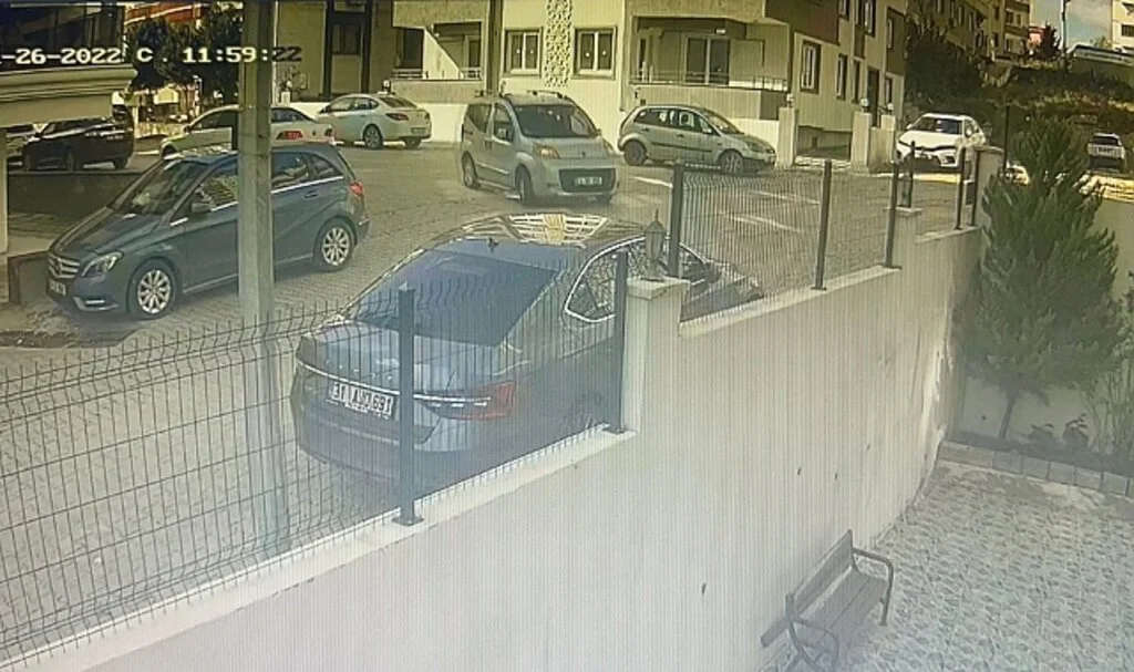 Aracı gündüz vakti çaldılar: O anlar kamerada