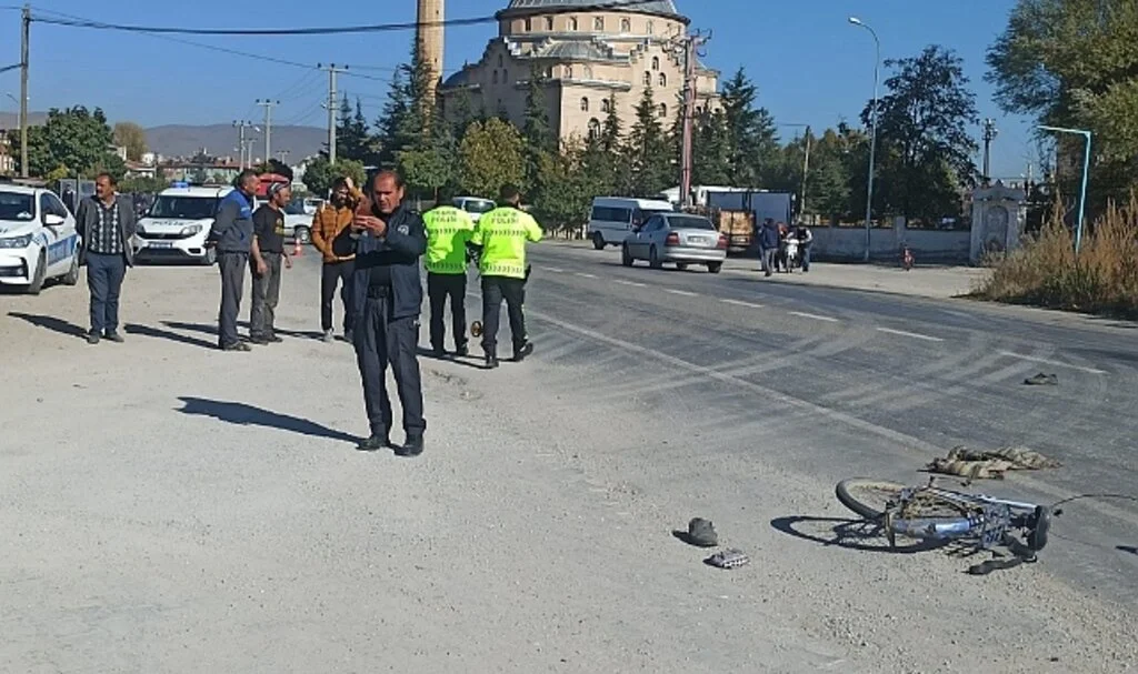 Arazi aracıyla çarpışan bisiklet ikiye bölündü, sürücüsü öldü