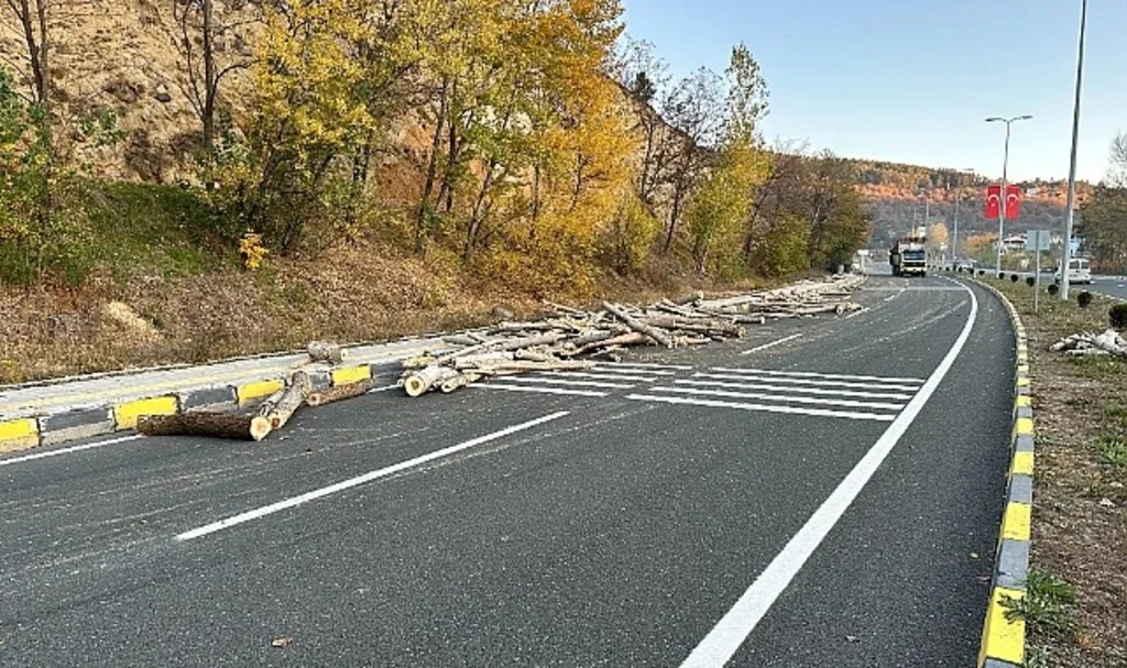 Arızalan traktörünü kaldırıma sürerek durdurabildi, tomruklar yola saçıldı