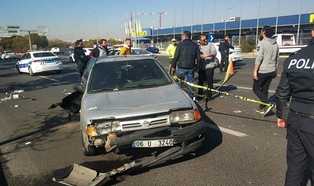 Arızalanan aracından indiği sırada kamyonet çarpan sürücü hayatını kaybetti