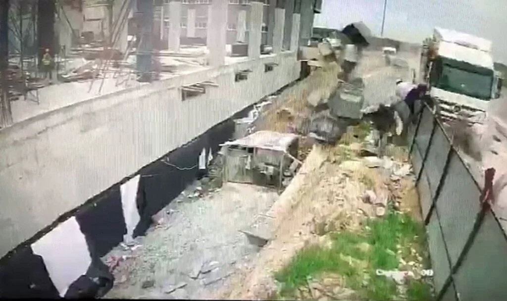 Arnavutköy’de hafriyat kamyonu inşaat işçilerinin arasına daldı