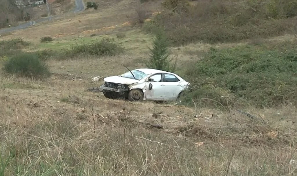 Arnavutköy’de otomobil şarampole uçtu: 2 yaralı