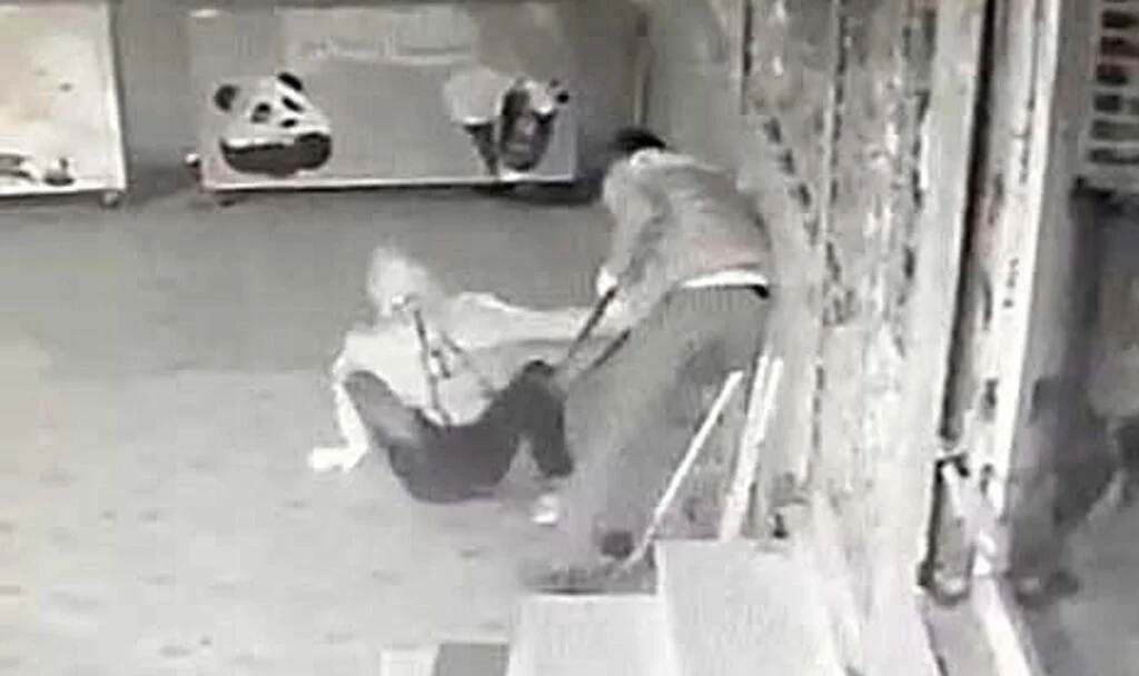 Arnavutköy’de sakar hırsızlar böyle görüntülendi; biri düştü, diğerleri açamadıkları kapı için kavga edince yakalanma eşiğine geldi