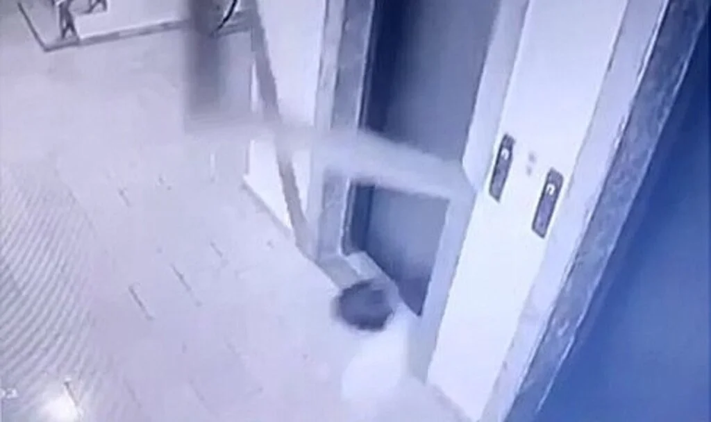 Asansör kenarındaki mermer düştü, çocuk kıl payı kurtuldu