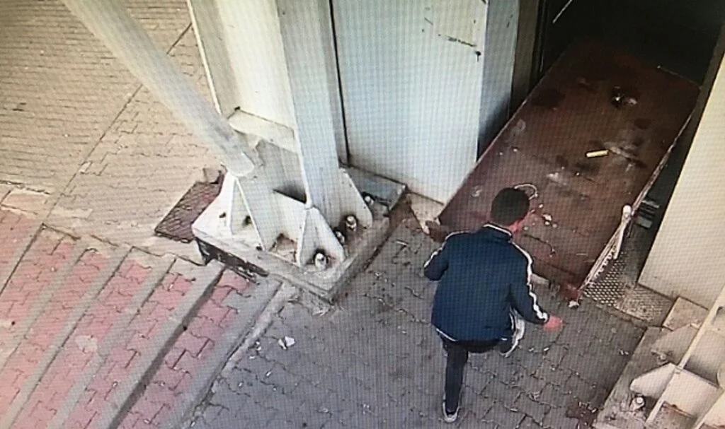 Asansöre motosikletle de binen var hurda arabasıyla da