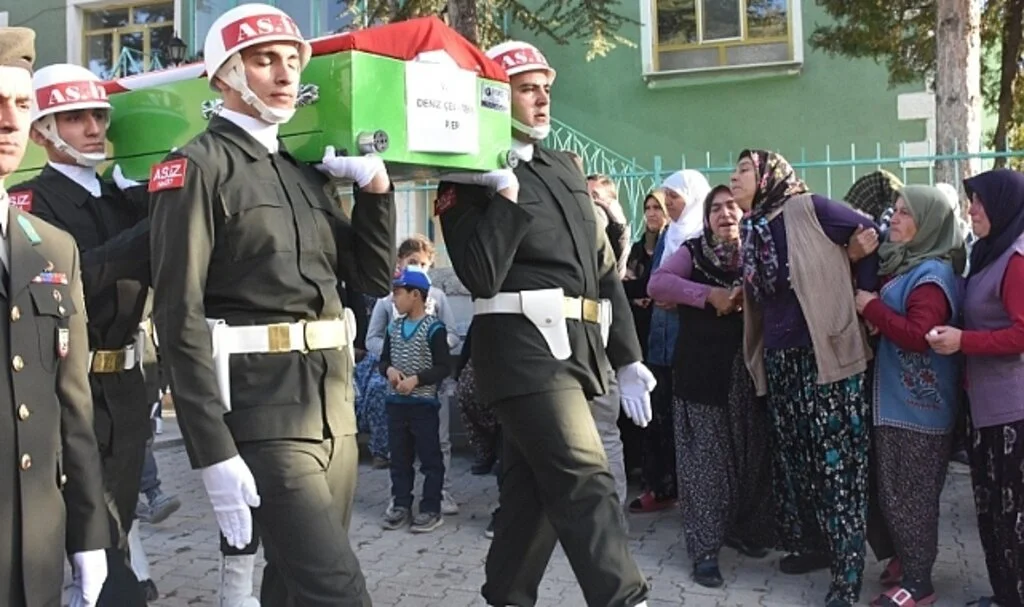 Askerden izinli olarak geldi, babasını hastaneye götürürken kazada can verdi