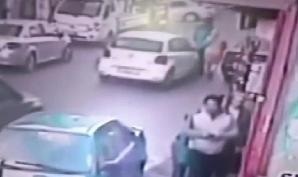 Ataşehir’de panik yapan sürücü yol ortasında yürüyen yayaya çarptı