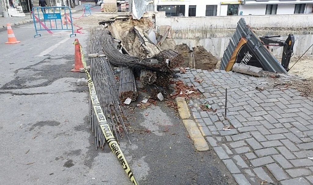 Avcılar’da inşaat duvarı ile birlikte yol çöktü