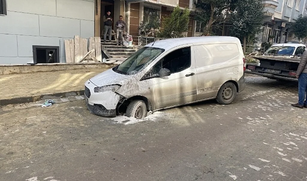 Avcılar’da otomobil seyir halindeyken yol çökünce oluşan çukura düştü