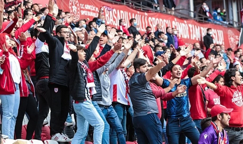Ayvacık Belediye  Başkanı Halil Kalaycı'dan Taraftara  Jest