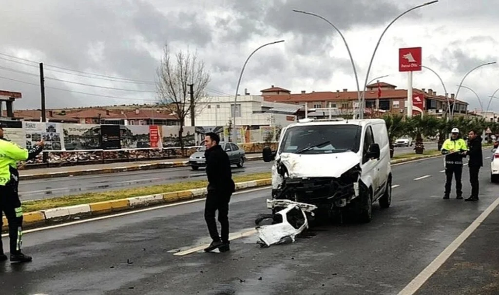 Ayvalık’ta para nakil aracı ile otomobil çarpıştı: 1 yaralı