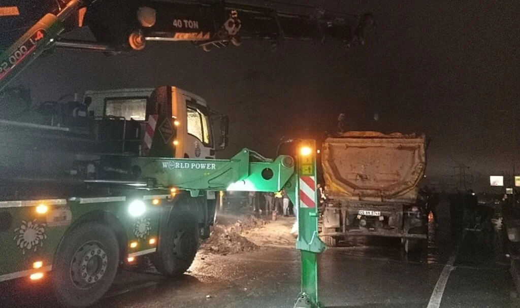 Bağcılar’da hafriyat kamyonu yolun ortasına devrildi