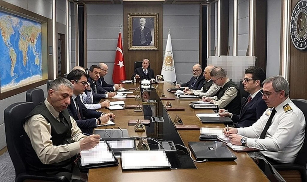 Bakan Akar, TSK komuta kademesi ve birlik komutanlarıyla videokonferansla görüştü