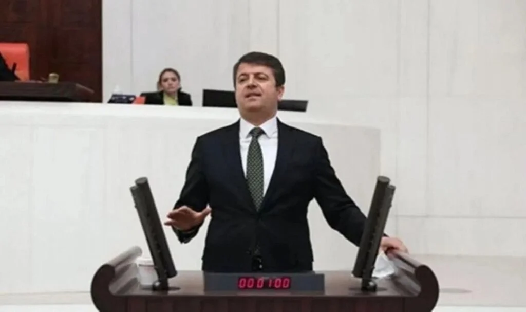 Bakan Karaismailoğlu'na İsyan Etti: Yüzde 97 AK Parti’ye Oy Veren İlçenize 20 Yıldır Bir Yolu Yapamadınız