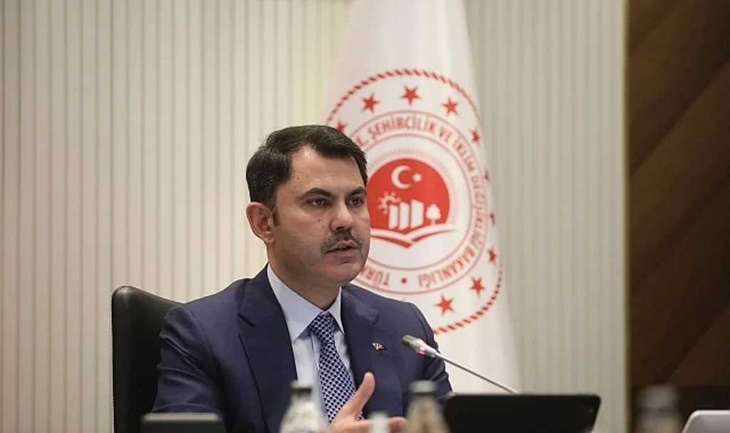 Bakan Kurum’dan memurlara yönelik saldırıya kınama