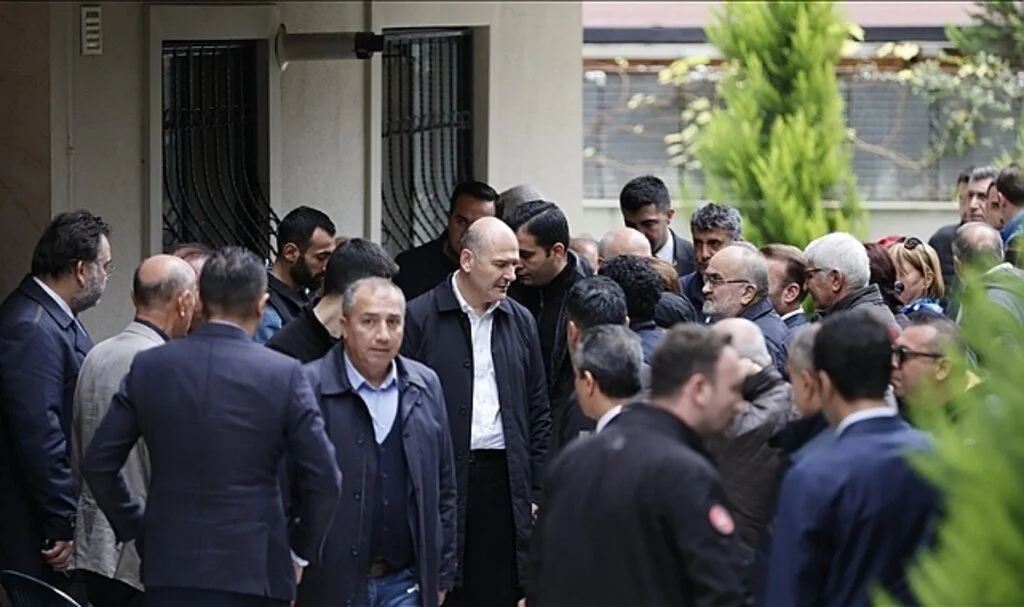 Bakan Soylu'dan Saldırıda Hayatını Kaybeden Anne ile Kızın Ailesine Taziye Ziyareti