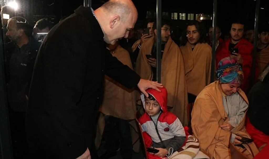 Bakan Soylu deprem bölgesinde: "Biraz sonra elektrik ile ilgili herhangi bir kesinti söz konusu olmayacak"