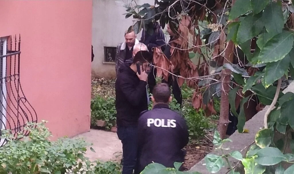 Bakırköy’de tamir için çıktığı çatıdan düşen şahıs hayatını kaybetti