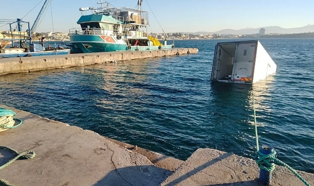 Balık almaya gelen kamyonet denize düştü