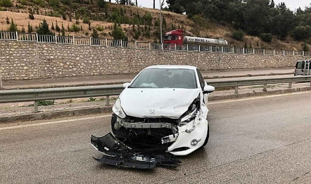 Bandırma'da yağış sebebiyle kayan araç kaza yaptı; 1 kişi yaralı