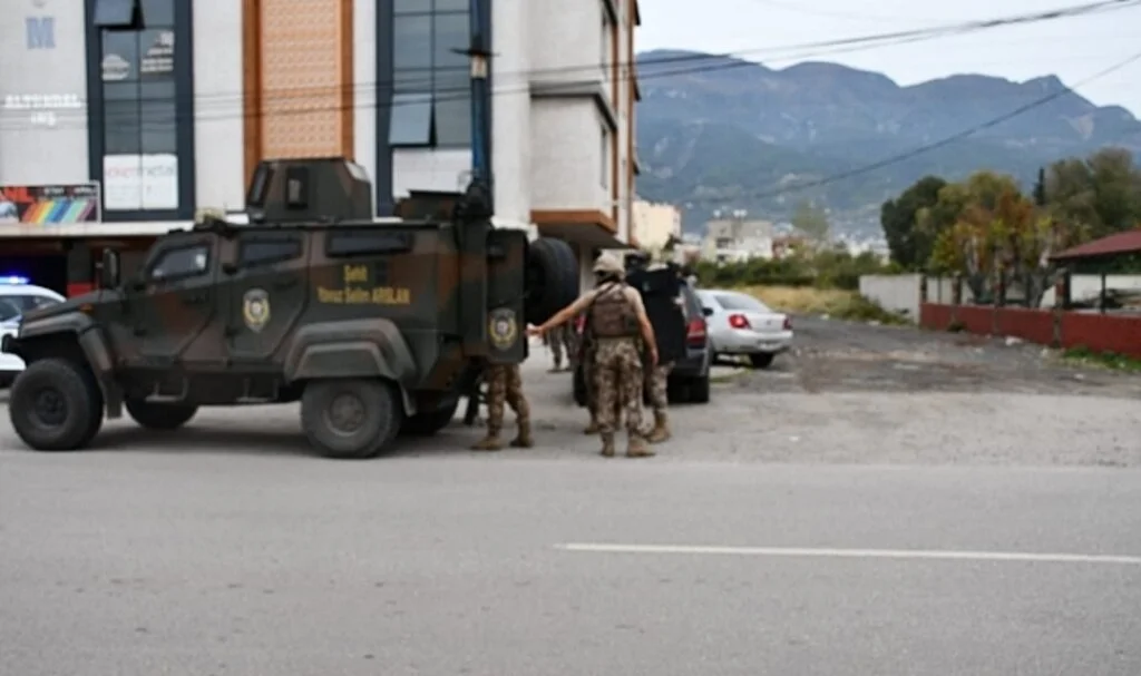 Barışmak için çağırdığı yengesini öldürdü, 2 akrabasını da rehin aldı