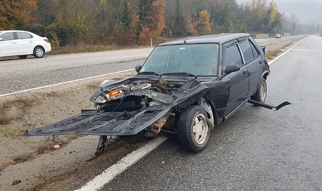 Bariyere çarpan otomobildeki yaşlı kadın hastanede hayatını kaybetti