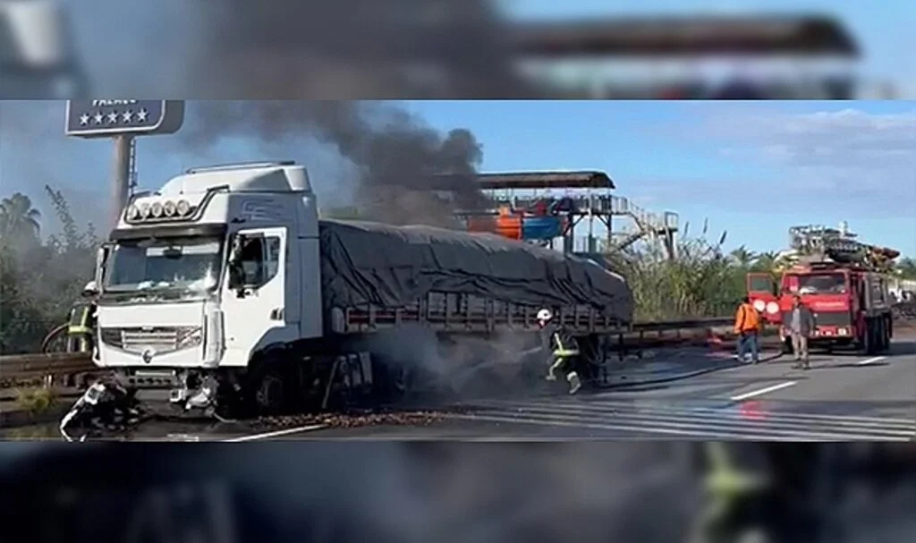 Bariyere çarpan talaş yüklü tır alev aldı