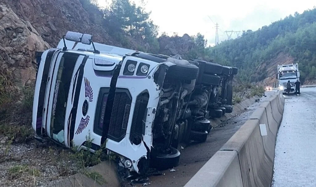Bariyere çarpan tır şarampole devrildi: 1 yaralı