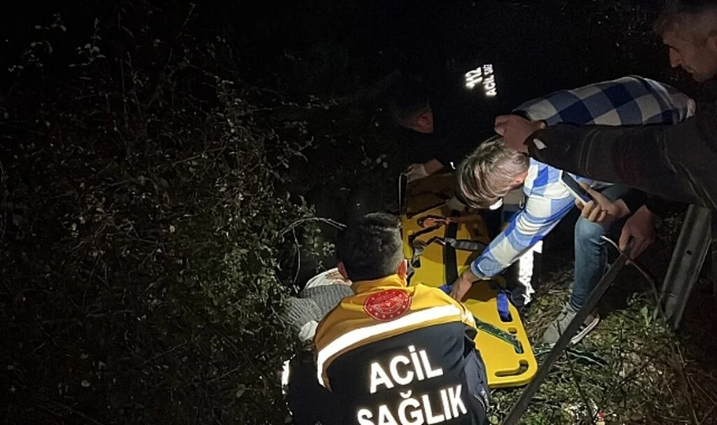 Bariyerlere çarpan otomobilin sürücüsü yol kenarına savruldu, 1'i ağır, 3 kişi yaralandı