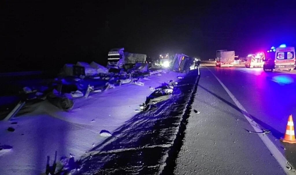 Bariyerlere çarpan tır devrildi: 2 kardeş hayatını kaybetti