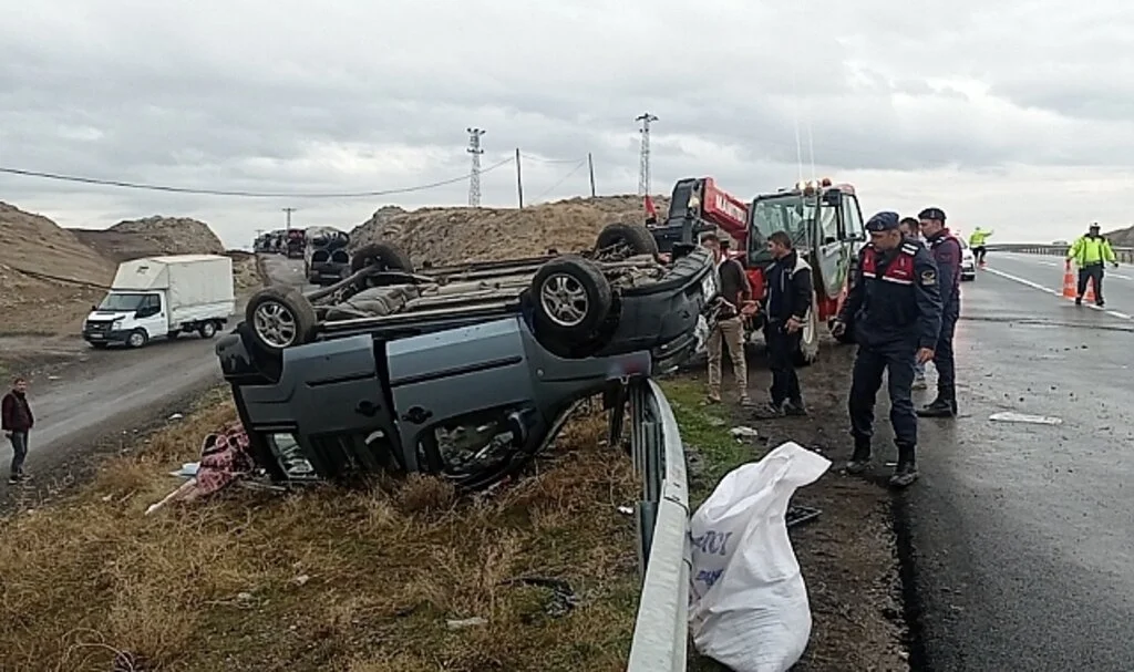 Bariyerlere çarpıp devrildi: 3 yaralı