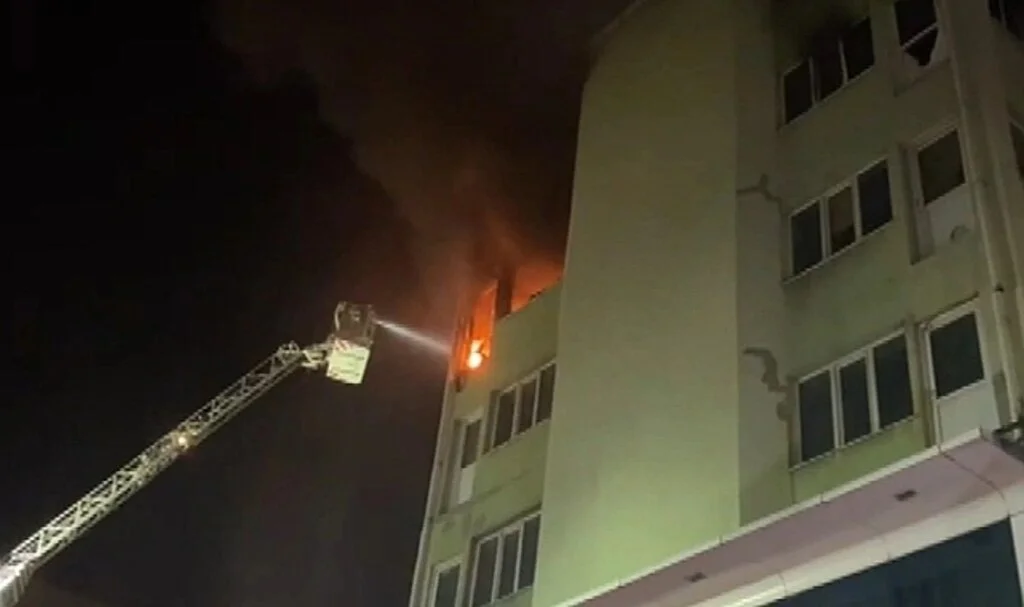 Başakşehir'de 4 katlı ayakkabı imalathanesinde yangın