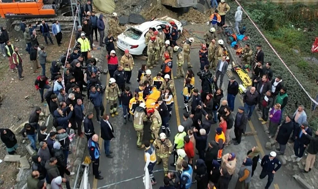 Başakşehir’de feci kaza hafriyat kamyonu otomobilin üzerine devrildi