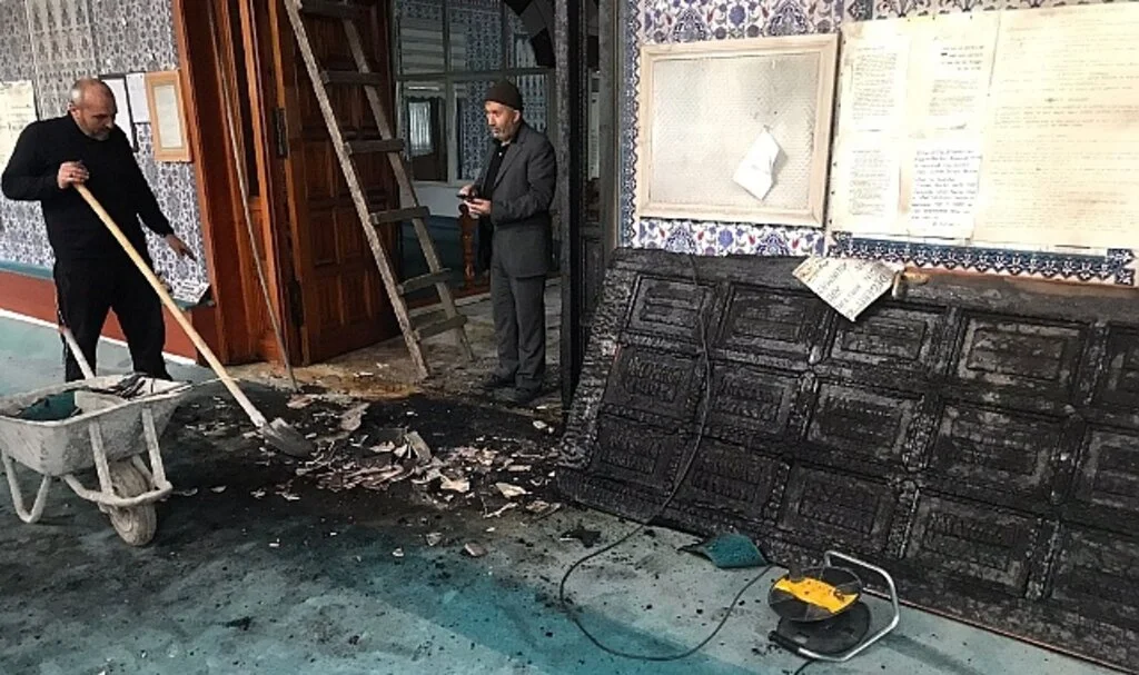 Başkentte Bulunan İki Cami Kundaklandı