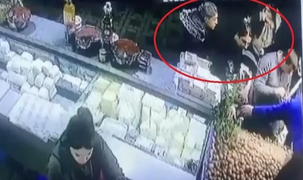 Bebek arabasını kullanarak pazarda hırsızlık yaptılar