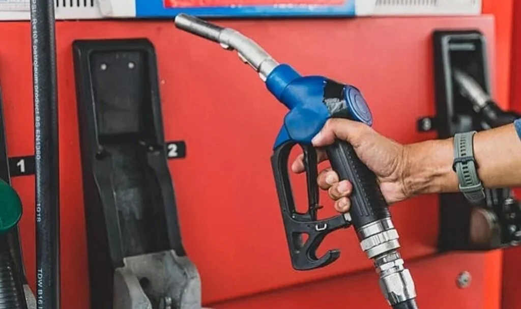 Benzin ve motorine ‘Çin’ indirimi yolda! Petrol fiyatları yüzde 1’in üstünde geriledi: Akaryakıtta indirim beklentisi…