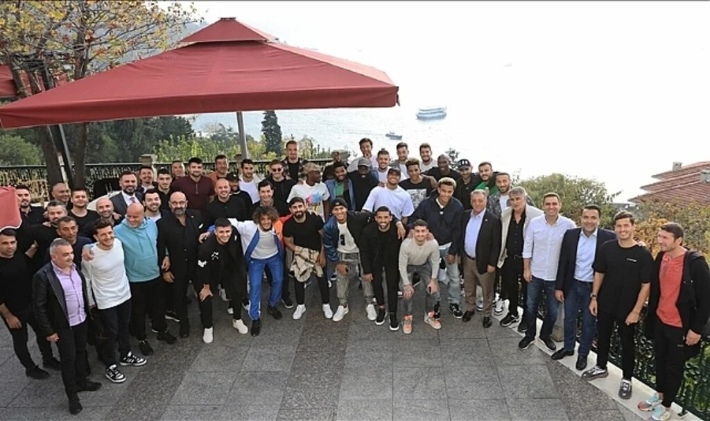 Beşiktaş Kulübü Başkanı Çebi, futbol takımıyla bir araya geldi