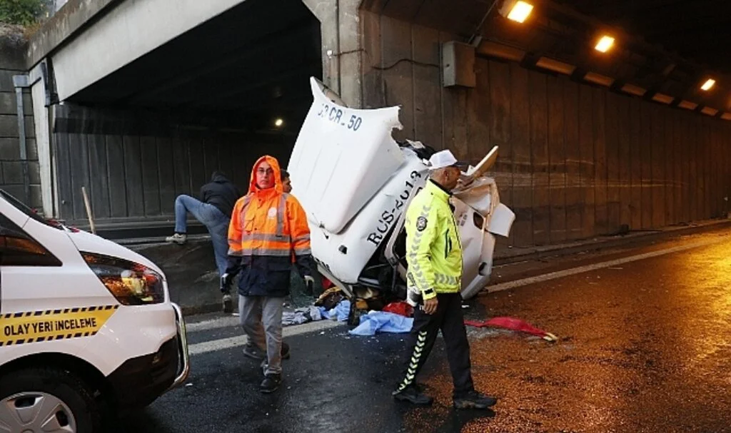Beton direğe çarpan tırın kupası dorseden ayrılarak yol ortasına düşmüştü: Ölen sürücünün kimliği belirlendi