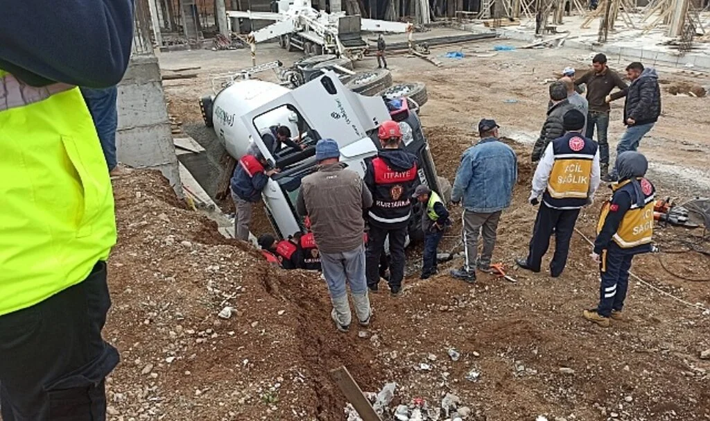 Beton mikserinin altında kalan sürücüyü itfaiye kurtardı