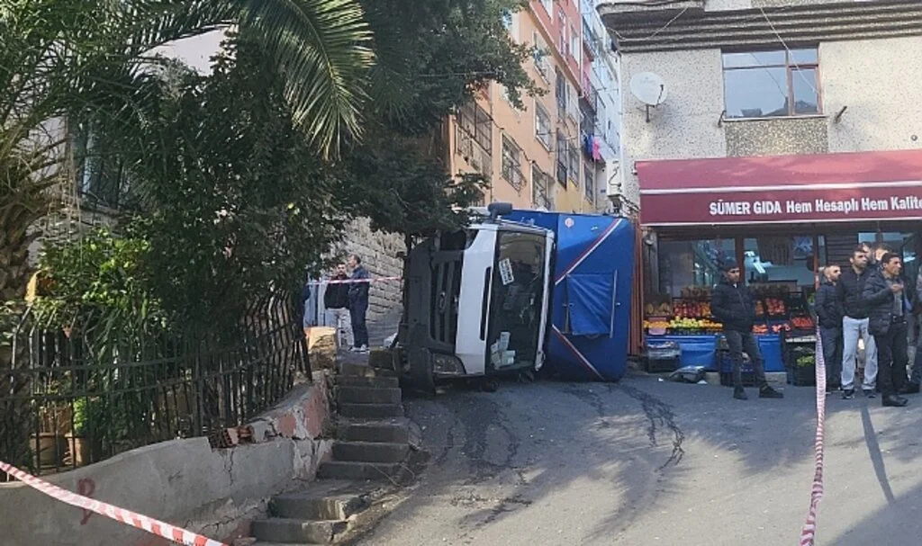 Beyoğlu’nda faciadan dönülen anlar kamerada: Devrilen kamyonetin altında kalmaktan son anda kurtuldu