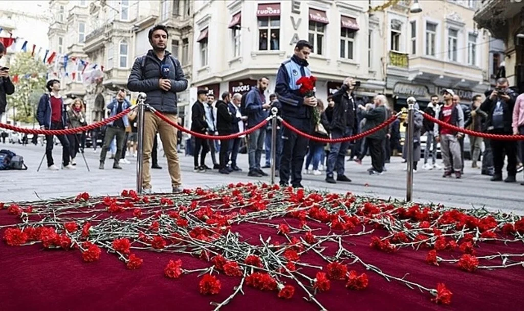Beyoğlu'nda patlamanın yaşandığı yere karanfil bırakıldı