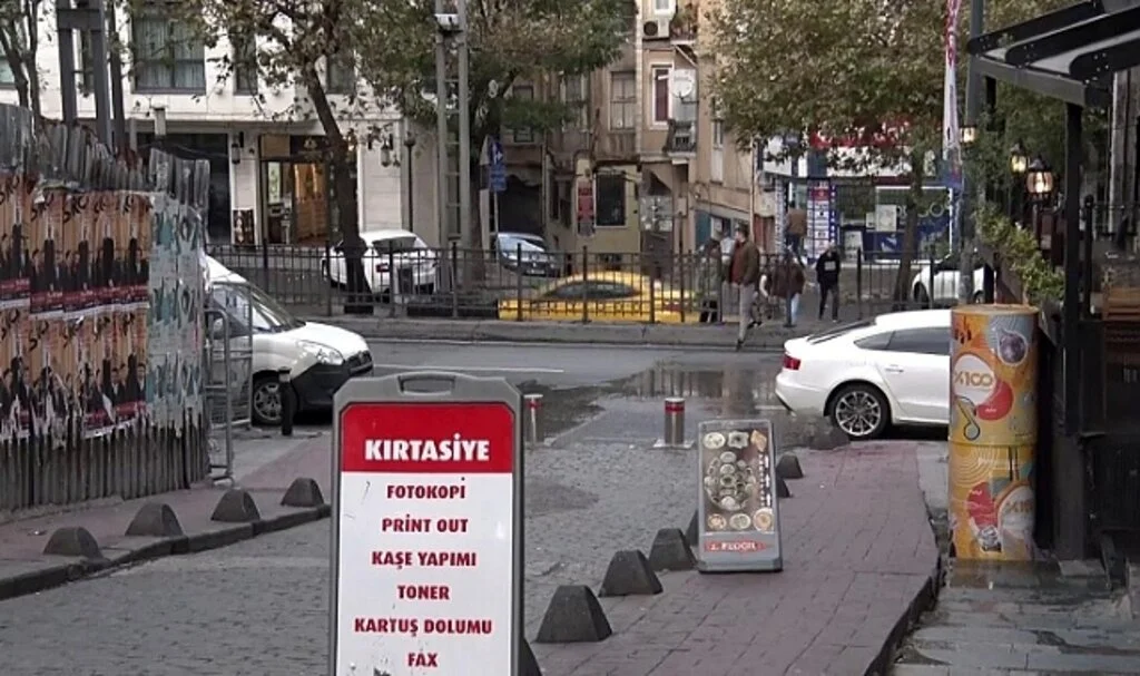 Beyoğlu’nda polis ekipleri ve şüpheliler arasında çatışma: 1 ölü