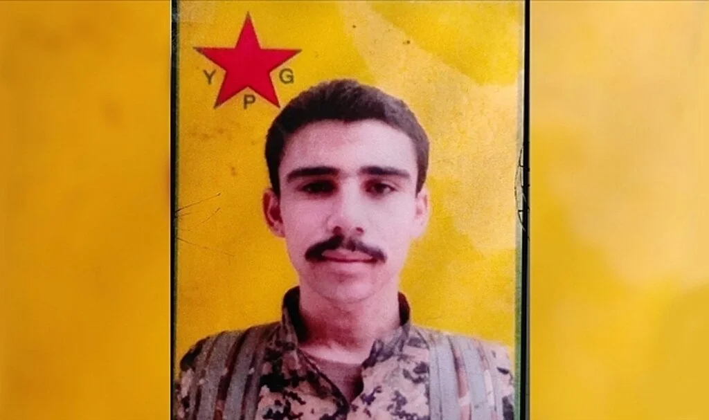 Beyoğlu patlamasının firari şüphelisi, YPG terör örgütü sembolü önünde fotoğraf çektirmiş