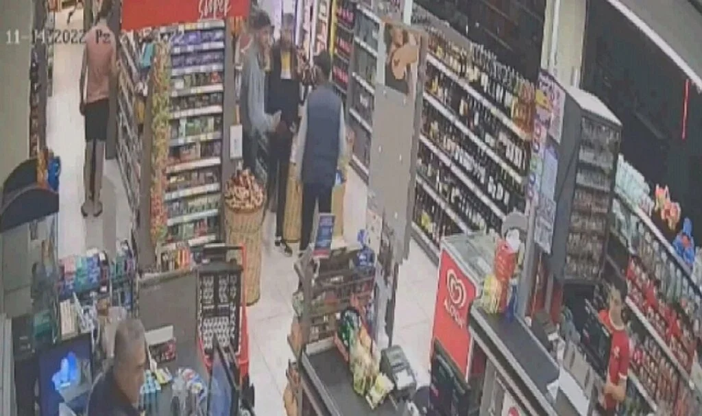 Bıçak Çekip Telefonunu Gasp Ettiler, Marketten Zorla Alışveriş Yaptırdılar