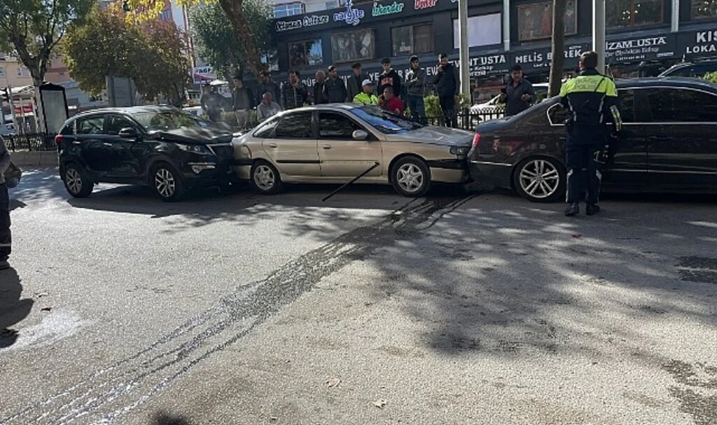 Bilecik'te 4 aracın karıştığı zincirleme trafik kazası