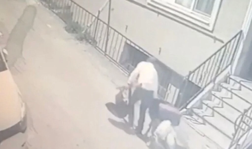 Binadaki tüm ayakkabıları pazar arabasına doldurdu