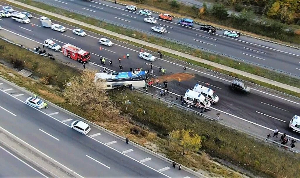 Bolu’da, 3 kişinin öldüğü otobüs kazasında 1’i ağır 3 yaralının tedavisi devam ediyor