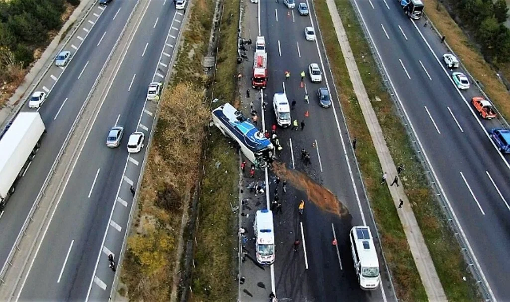 Bolu TEM'de feci kaza: 3 ölü, 16 yaralı